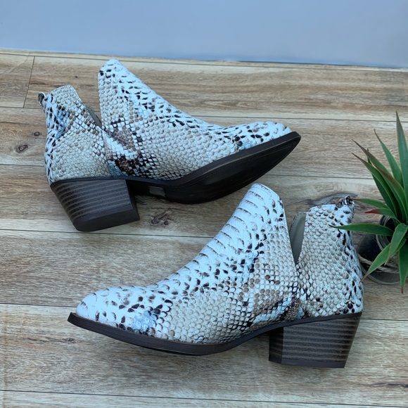 CL by Laundry Cherish Ankle Bootie - Picture 3 of 9